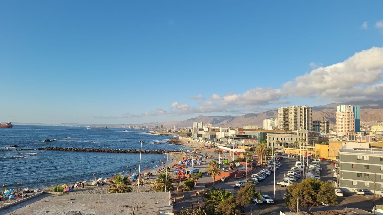 Vista da orla de Antofagasta, com prédios, praia e o Oceano Pacífico