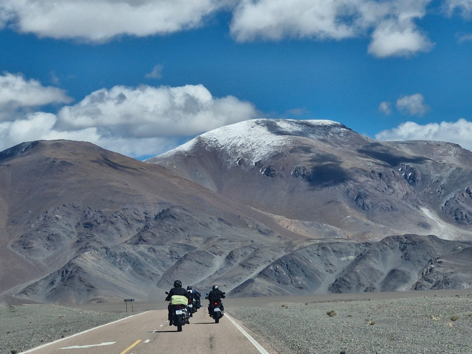 Motos do grupo na estrada, rumo a uma montanha de topo nevado